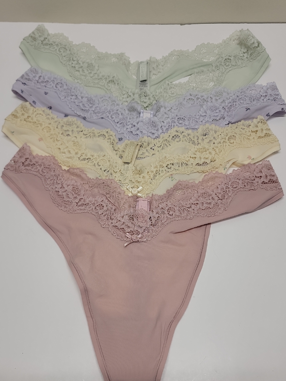 SKIMS NWOT 4-PK FITS EVERYBODY LACE TRIM THONG PANTIES SIZE XL PASTELS